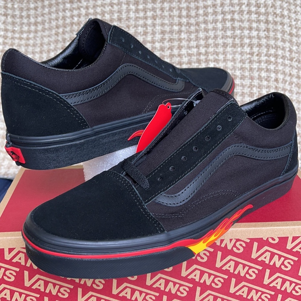 Vans Men’s Old Skool
(Flame Wall) Black/Black
VN0A38G1Q8Q
Sneakers - Picture 10 of 16